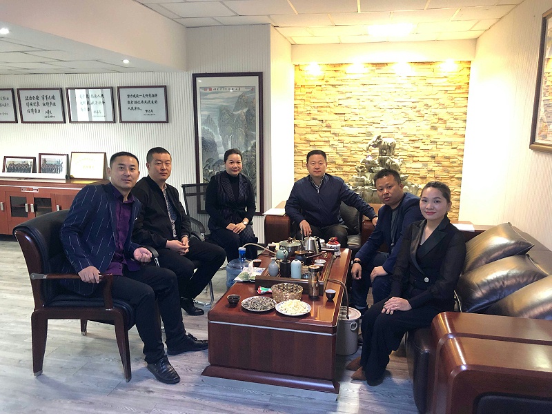 中億?？萍夹陆止境闪⒔遗苾x式合影