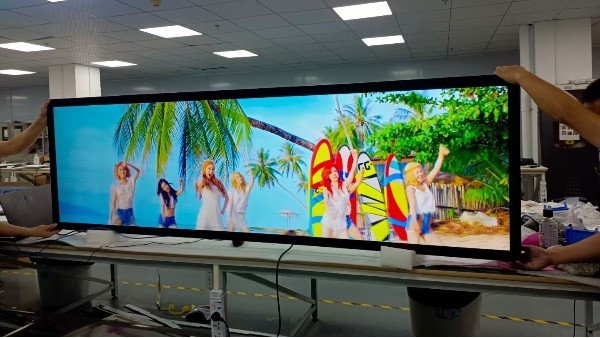 解析什么是異形廣告機(jī)？它的應(yīng)用有什么優(yōu)勢(shì)？